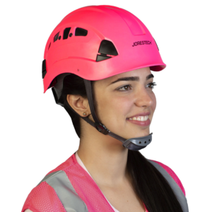 Mujer que lleva el casco ventilado probado y marcado según ANSI con suspensión de 6 puntos, ajuste de trinquete de rueda y barboquejo.