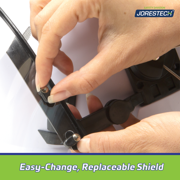 Las manos de una persona instalando la pantalla facial de plástico en un casco JORESTECH blanco. El texto dice: easy change, replaceable and removable shield