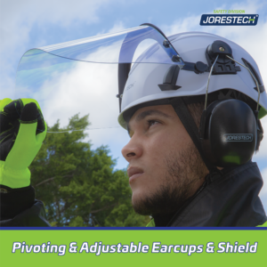 Trabajador usando el casco de seguridad Clase 1 Tipo C con pantalla facial y orejeras en un entorno al aire libre. El texto dice: orejeras pivotantes y ajustables y pantallas faciales protectoras.