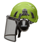 Vista lateral del casco de seguridad ventilado color lima con careta de malla de hierro y orejeras sobre fondo blanco