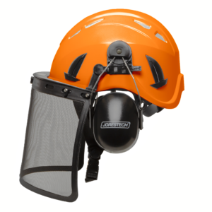 Vista lateral del casco de seguridad ventilado naranja con rejilla facial de hierro y orejeras sobre fondo blanco