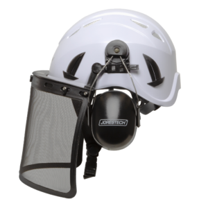 Vista lateral del casco de seguridad ventilado blanco, clase 1 tipo C conforme a ANSI, con pantalla facial de malla de hierro y protectores auditivos