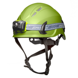 Vista diagonal de un casco de seguridad ANSI ventilado color lima con correa de mentón y un paquete de linterna frontal negra resistente al agua