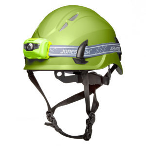 Vista diagonal de un casco de seguridad JORESTECH ventilado color lima con correa para la barbilla y un kit de linterna frontal resistente al agua color lima