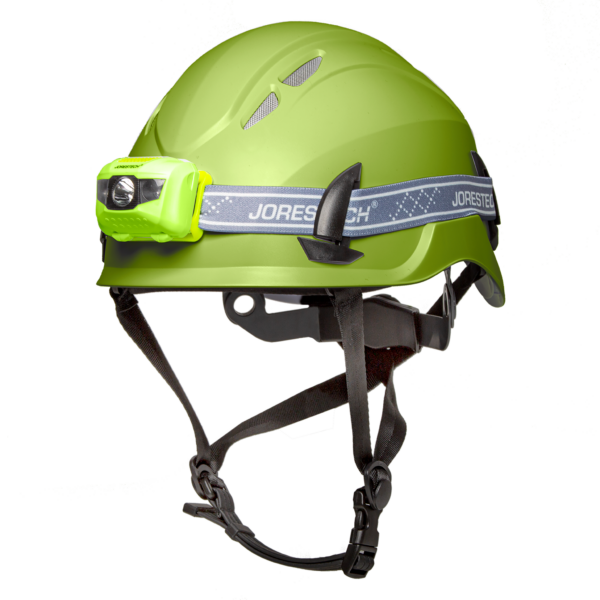 Vista diagonal de un casco de seguridad JORESTECH ventilado color lima con correa para la barbilla y un kit de linterna frontal resistente al agua color lima