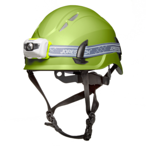 Vista en diagonal de un casco duro ventilado JORESTECH color lima, conforme a la norma ANSI, Clase 1 Tipo C, con correa de barbilla y un kit de linterna frontal blanca resistente al agua