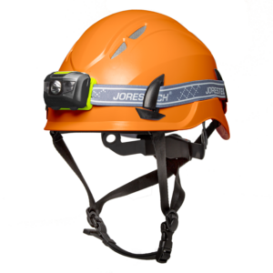 Vista diagonal de un casco de seguridad JORESTECH ventilado naranja con correa para la barbilla y un paquete de linterna frontal JORESTECH negra resistente al agua