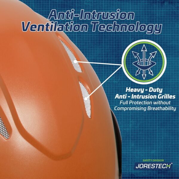 Primer plano del casco ventilado JORESTECH naranja clase 1 tipo C mostrando las rejillas de ventilación. El título del texto dice: tecnología de ventilación antiintrusión. El texto secundario con icono dice: rejillas antiintrusión de alta resistencia, protección total sin comprometer la transpirabilidad.