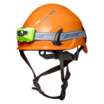 Vista en ángulo de un casco de seguridad ventilado naranja con barbiquejo clase 1 tipo C y un paquete de linterna frontal resistente al agua color lima