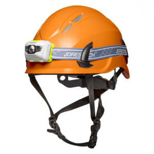 Vista diagonal de un casco de seguridad JORESTECH ventilado naranja con barboquejo y un conjunto de linterna frontal blanca resistente al agua