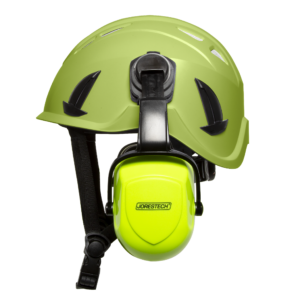 Vista lateral del casco ventilado ANSI color lima/verde con orejeras montadas color lima/amarillo sobre fondo blanco