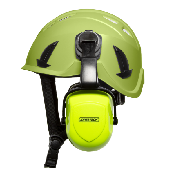 Vista lateral del casco ventilado ANSI color lima/verde con orejeras montadas color lima/amarillo sobre fondo blanco