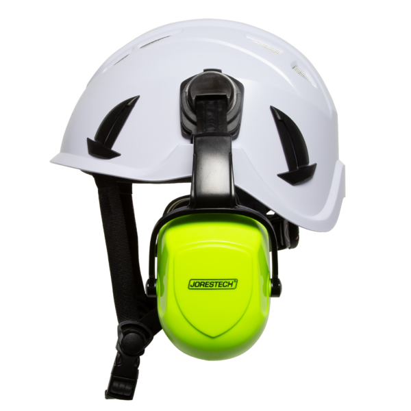 Vista lateral del casco de seguridad JORESTECH ventilado de color blanco, conforme a la norma ANSI, con orejeras color lima montadas sobre fondo blanco
