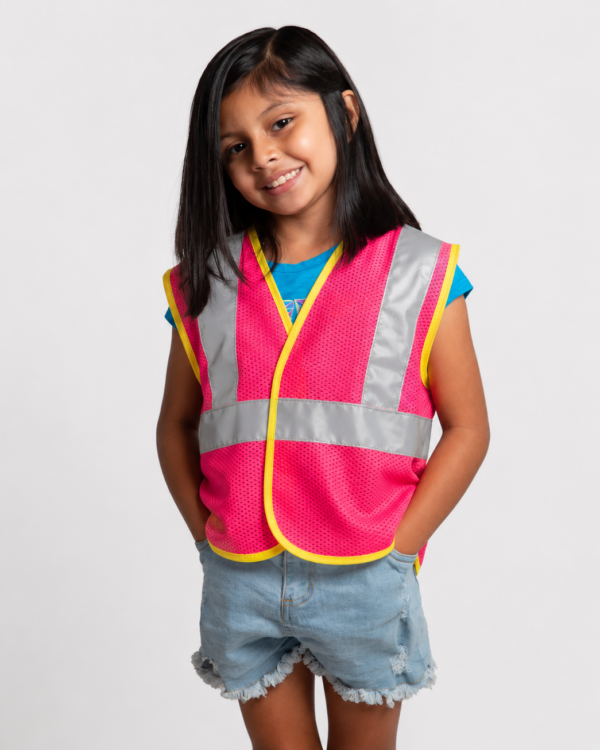 Niña usando el chaleco de seguridad de malla de alta visibilidad JORESTECH rosa para niños con tiras reflectantes de 2 pulgadas
