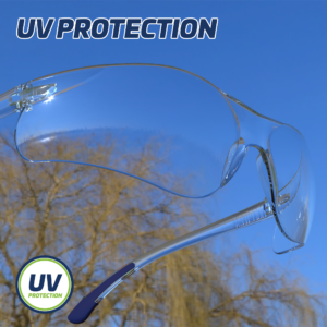 Vista en primer plano de las gafas de seguridad Jorestech de alta resistencia y lente transparente, con un fondo de cielo azul y ramas de árbol. El texto dice: protección UV.
