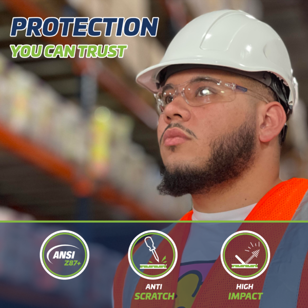 Hombre con casco blanco, chaleco reflectante naranja y gafas de seguridad envolventes JORESTECH Clear para protección ocular de alto impacto. El hombre está en un almacén. El texto e íconos dicen protección en la que puedes confiar, ANSI Z87+, antiarañazos y alto impacto.