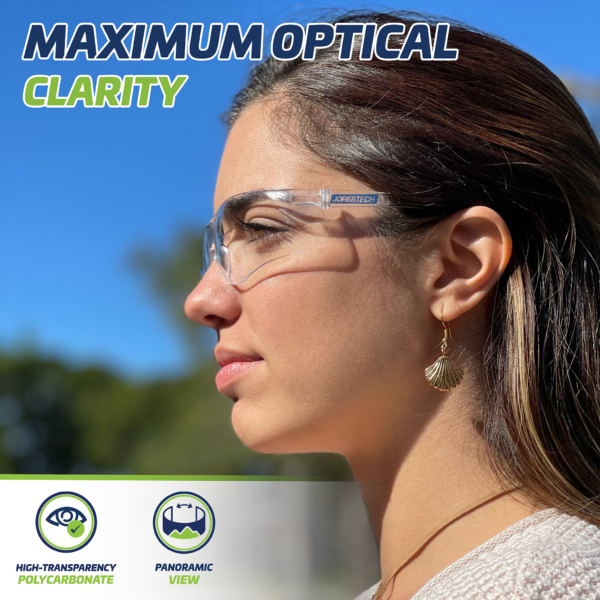 Una mujer que lleva las lentes de seguridad transparentes JORESTECH para alta protección contra impactos. La acción tiene lugar en un entorno al aire libre. El texto y los íconos dicen: máxima claridad óptica, policarbonato de alta transparencia y visión panorámica.