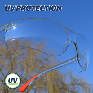 Primer plano de las gafas de seguridad Jorestech transparentes de alta resistencia al impacto con un fondo de cielo y ramas de árboles. El texto dice: protección UV.